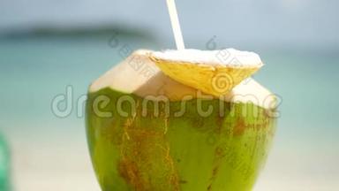海滩咖啡馆的桌子上放着新鲜的椰子鸡尾<strong>酒</strong>。 慢动作。 1920x1080