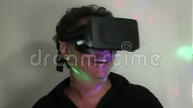 VR：人在昏暗的房间里反应VR<strong>体验</strong>与复古照明效果