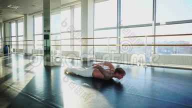 体育学院运动服装专业的学生在大厅里做俯卧撑