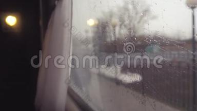从火车车窗上看，车窗上的雨。 人们沿着铁路走。 铁路铁路