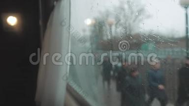 从火车<strong>车窗</strong>上看，<strong>车窗</strong>上的雨。 人们沿着铁路走。 火车铁路