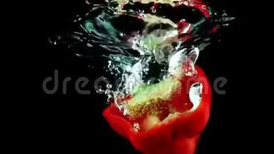 一半的红甜椒<strong>落入水中</strong>，近距离拍摄超级慢镜头