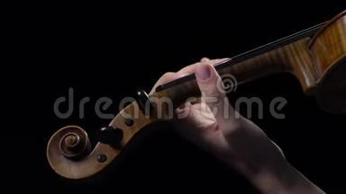 小提琴手用小提琴演奏一篇作文. 黑色背景。 关门