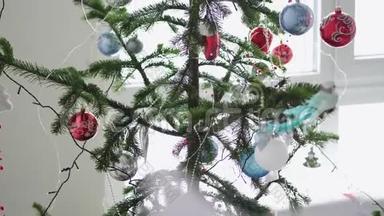 纸上的星星挂在窗户旁边的冷杉树旁边，作为圣诞节内部的背景。 圣诞节的概念。 慢慢慢慢