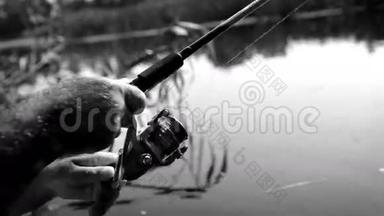 渔民在捕鱼过程中旋转的勺子鱼饵<strong>上线</strong>圈的黑白视频