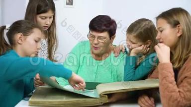 祖母向四个孙女展示旧相册