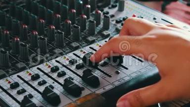 DJ控制台或搅拌器，手按<strong>遥控</strong>器的杠杆和<strong>按钮</strong>