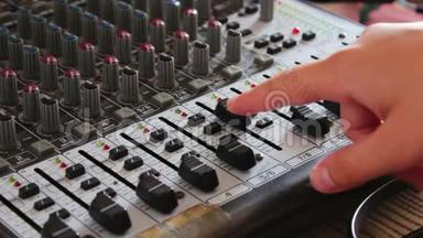 DJ控制台或搅拌器，手按遥控器的杠杆和按钮
