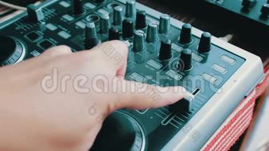 DJ控制台或搅拌器，手按遥控器的杠杆和按钮