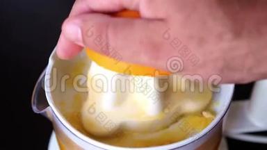 特写用榨汁机捏一个橘子