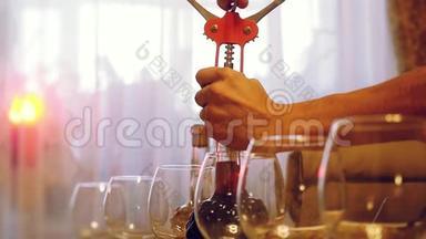 男人`手缓慢地打开端桌上的<strong>酒</strong>瓶。 1920x1080