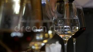 一个侍者在一家豪华餐馆用玻璃杯倒红酒