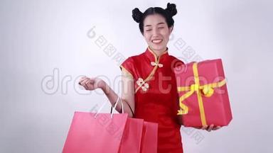 女人手里拿着购物袋和红色<strong>礼盒</strong>，概念中国<strong>新年</strong>庆典