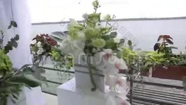 户外婚礼上的花盆，漂亮的婚礼装饰品。