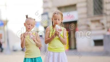 可爱的小女孩在户外夏天吃<strong>冰淇淋</strong>。 可爱的孩子们在罗马盖拉特利亚附近享受真正的意大利<strong>冰淇淋</strong>