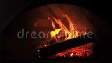 炉火。在壁炉里烧柴火的视频剪辑。柴火在炉子里烧。30fps全高清。
