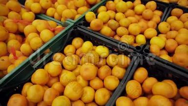在超市里，许多水果都躺在盒子里。 市场上的橙色水果