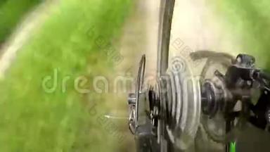 骑自行车穿过森林。 从后轮卡带齿轮，时间流逝。