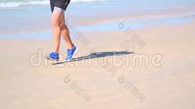 泰国普吉岛邦涛海滩上穿着跑鞋和短裤跑步的男子