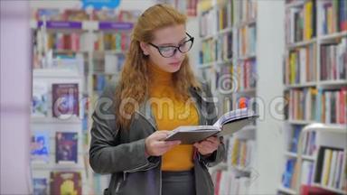 一位年轻美丽的女人在眼镜中<strong>有</strong>着鲜艳的红头发的肖像，在图书图书馆大学读漂亮的女孩。