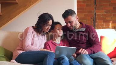 家庭在家玩数码平板电脑游戏