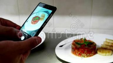 图片食品手机，手机屏幕上有几道菜，有现成的<strong>饭菜</strong>，厨师在专业上拍照