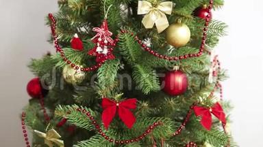 圣诞节装饰和庆祝<strong>活动</strong>。 圣诞树。 圣诞红和金球。 <strong>新年</strong>准备工作。 <strong>新年</strong>概念。 圣诞节
