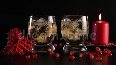 两杯酒和冰，装饰石榴，红烛和手工心，特写.. 浪漫依旧