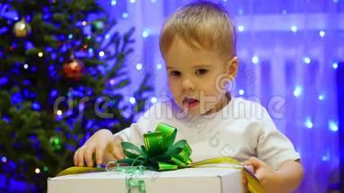 圣诞礼物惊喜-儿童打开礼物