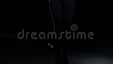 微笑运动的女人跳上跳绳，前视，黑色，慢动作
