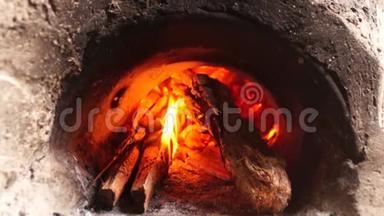 在肮脏的厨房里用自制的混凝土木头烧炉子