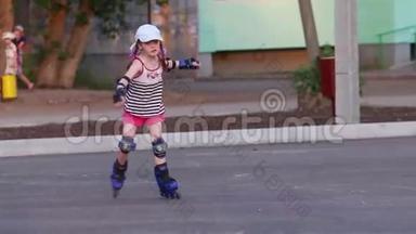 穿着柏油路溜冰鞋帽的小女孩