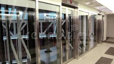 阿拉伯联合酋长国迪拜酒店玻璃墙电梯