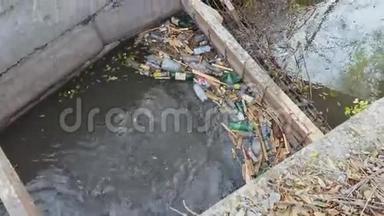 塑料瓶和其他垃圾污染了水环境。