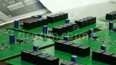 芯片集成电路板的细节。 硬盘的集成电路板.. 芯片，微芯片