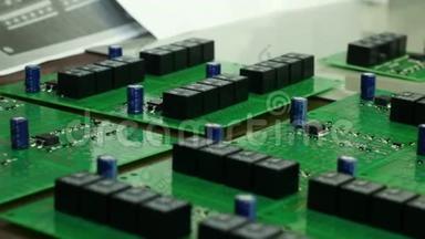 芯片集成电路板的细节。 硬盘的集成电路板.. 芯片，微芯片