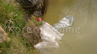 塑料在水中的污染，塑料废物在水中漂浮。 环境保护。 塑料瓶和瓦上的其他垃圾
