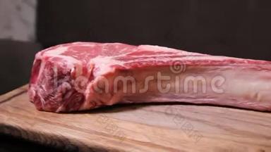生鲜肉牛排。 吃牛排。 牛肉牛排。 生肉。 战斧牛排
