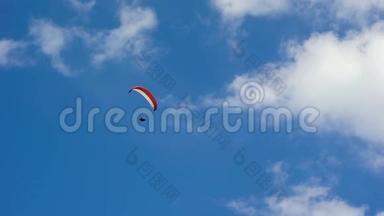 天空中的滑翔伞，在气流中飞翔。 自由，<strong>当你</strong>像鸟一样飞翔，在一个巨大的高度。 极端极端