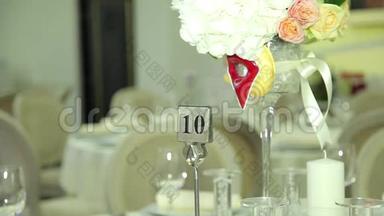 婚礼当天的鲜花、餐桌上的鲜花、焦点的动态变化