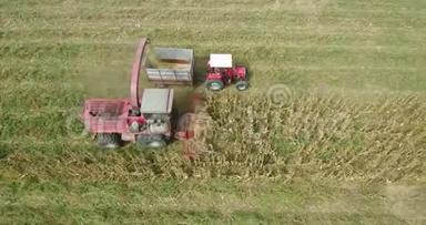 玉米收获与<strong>联合</strong>收割机和拖拉机在田间的空中镜头