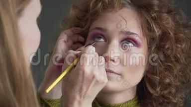 化妆师职业化妆年轻女子