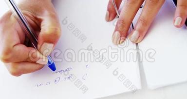 女人在白纸上做笔记