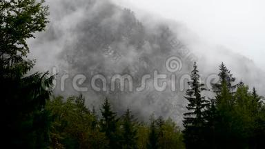 斯洛文尼亚洛加尔斯卡多利纳，低云的高山河谷雨天