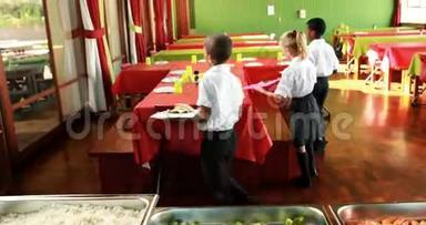 学生们在食堂吃午饭