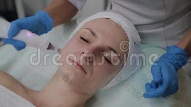 专业的美容师在美容诊所进行DermaPen手术。