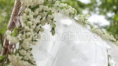 婚庆花拱装饰.. 公园里装饰着鲜花的婚礼拱门