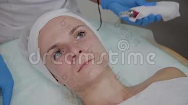 专业的美容师在美容诊所进行DermaPen手术。