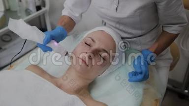 <strong>专业</strong>的<strong>美容师</strong>在美容诊所进行DermaPen手术。