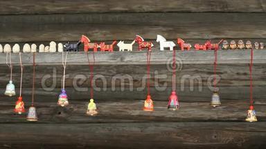 传统节日色彩鲜艳的俄罗斯木制玩具